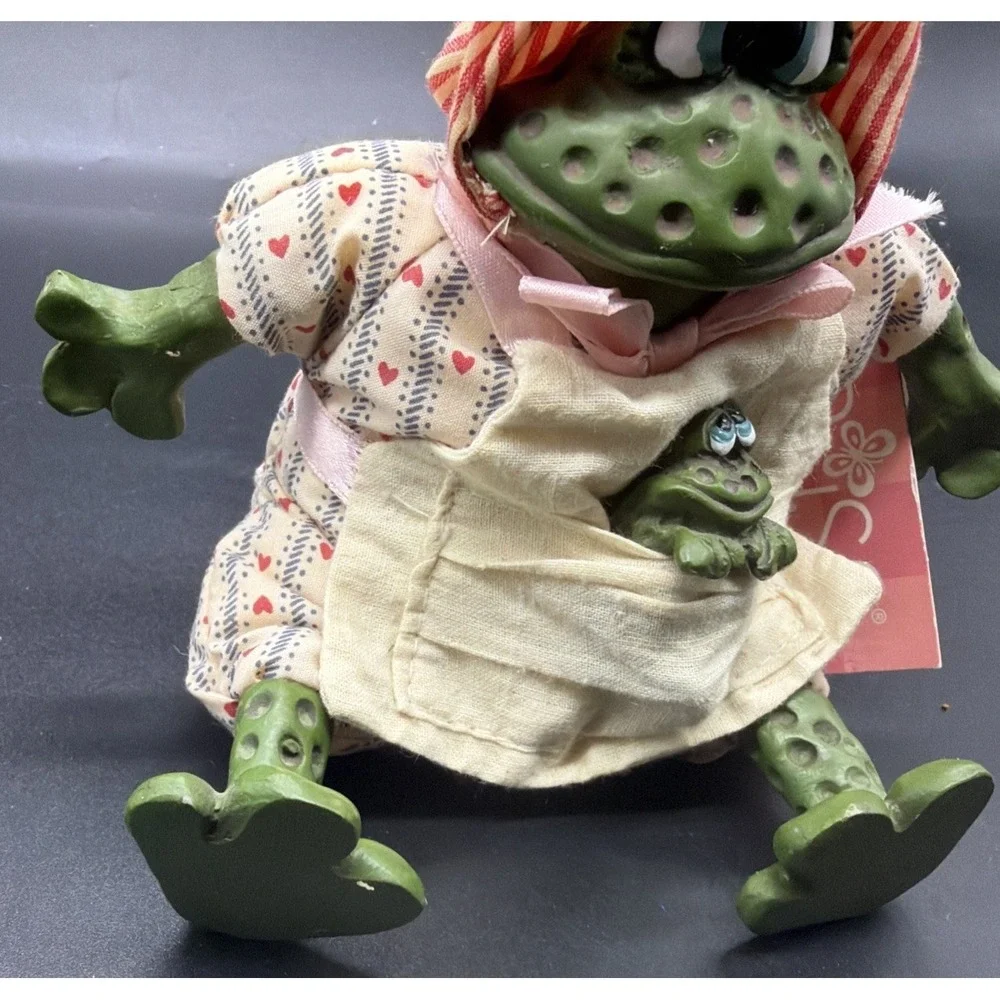 Vintage Russ Berrie Country Folks Frogs‎ Freida Mom and Baby Frog Kathleen Kelly